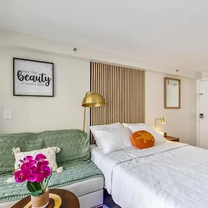 Bright & Cozy Unit With Balcony! Aparthotel
